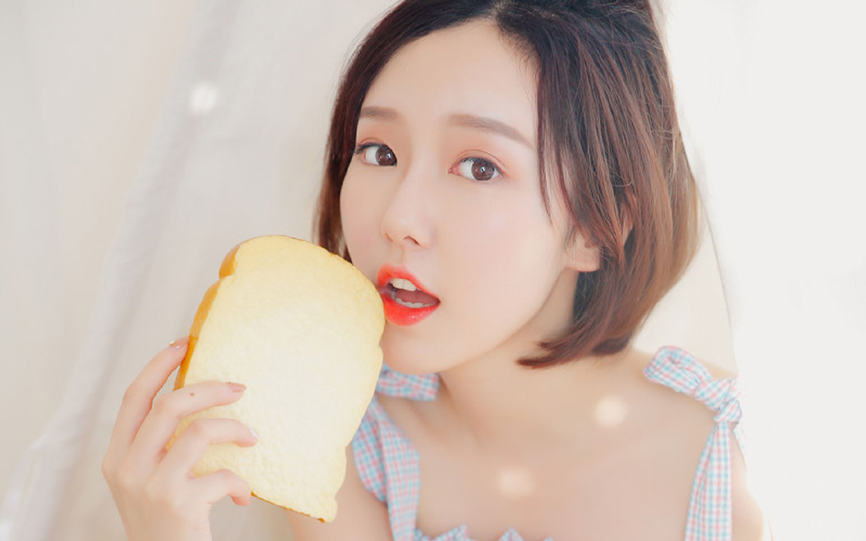 “高新体育中心：网球选手挑战极限，赛场火爆”
